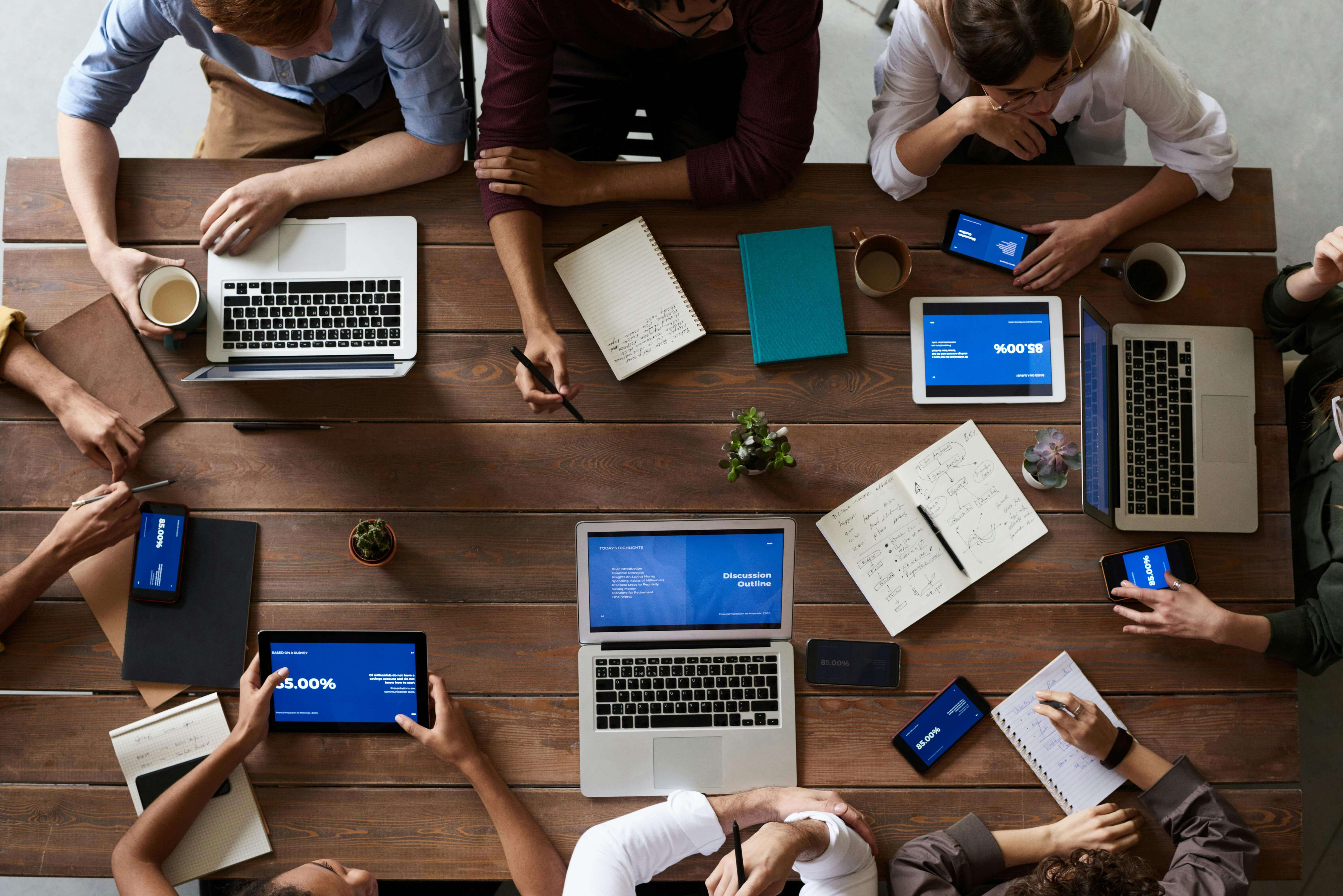 Mesa de escritório com computadores e papéis